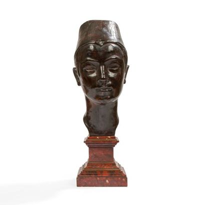 null ÉCOLE ROUMAINE VERS 1920/30
Jeune roumain
Portrait sculpté. Épreuve en bronze...