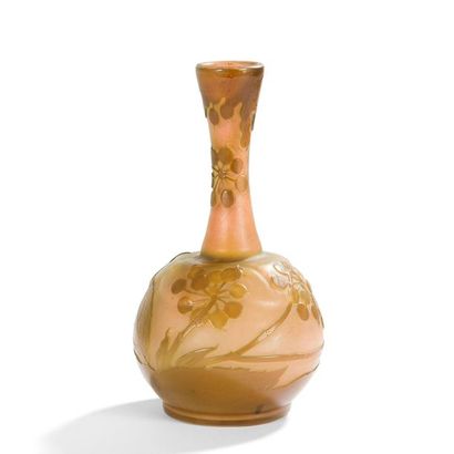 null ÉTABLISSEMENTS GALLÉ (1904-1936) 
Ombellifères
Vase soliflore à corps renflée...