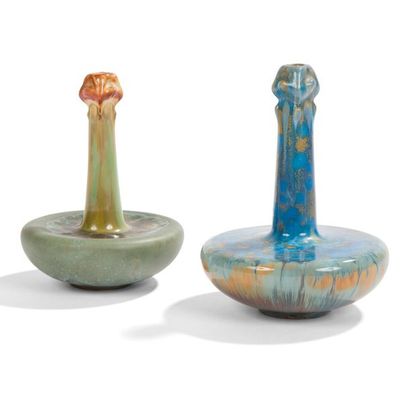 null PIERREFONDS 
Deux vases toupie formant pendants. Épreuves en céramique ; l’un...