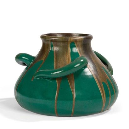 null LÉON POINTU (1879-1942) 
Grand vase bursaire à trois prises mouvementées et...