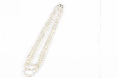 null Collier de 3 rangs de perles de culture en chute, fermoir en or gris 18K (750)...