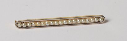 null Broche-barrette en or 18K (750‰), ornée d'une ligne de perles boutons. 

Travail...