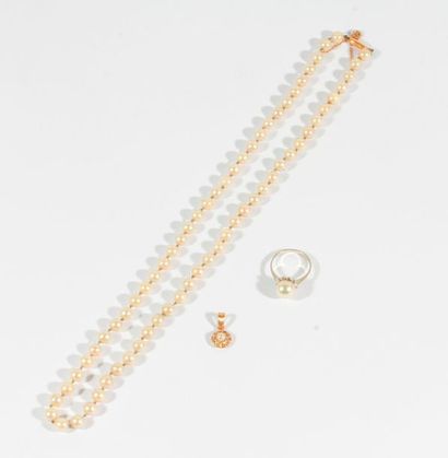 null Lot de bijoux en or 18K (750) et perles de culture comprenant: un collier choker,...