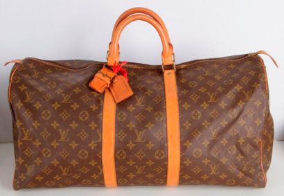 null Louis VUITTON. Sac de voyage Keepall 55 en toile monogram, anses et étiquette...