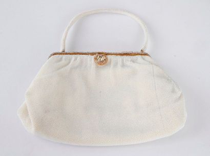 null HENRY A LA PENSEE 5, Faubg St Honoré Paris. Petit sac du soir perlé blanc, fermoir...