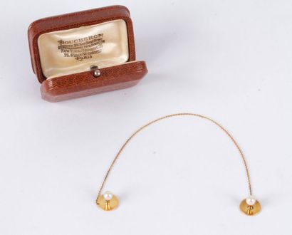 null Paire de boutons de plastron en or 18K (750), chacun orné d'une petite perle,...