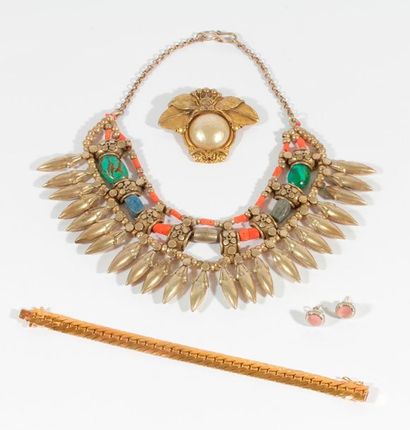 null Lot de bijoux fantaisie comprenant: un collier à pampilles, une broche florale,...