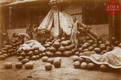 null Photographe non identifié
Chine, c. 1890.
Le tombeau seul. L’écluse du canal...