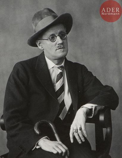 null Berenice Abbott (1898-1991)
James Joyce, 1928.
Épreuve argentique (1981), contrecollée...