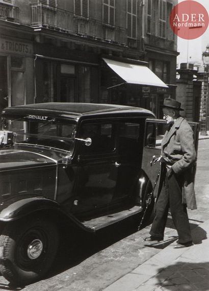 null Gisèle Freund (1908-2 000)
James Joyce, rue de l’Odéon, 1938.
Épreuve argentique...