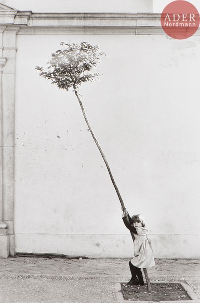 null Sabine Weiss (1924)
Petite fille, petit arbre, 1981.
Épreuve argentique (2007),...