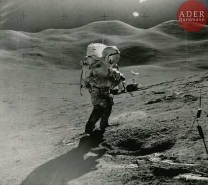 null NASA
Mission Apollo XV, août 1971.
L’astronaute Scott debout dans la vallée...