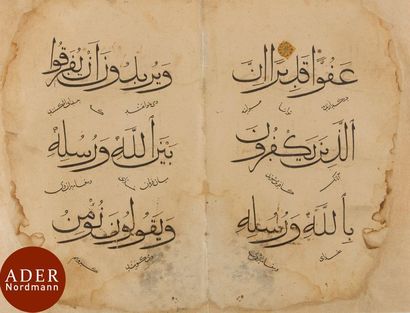 null Double folio central d’une section
Trois lignes de texte en arabe et en écriture...