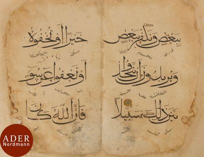 null Double folio central d’une section
Trois lignes de texte en arabe et en écriture...