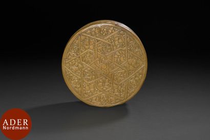 null Bol plat en laiton incrusté d’argent, Proche-Orient mamelouk, XIVe siècle
Bol...