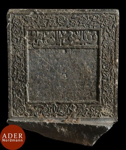 null Cénotaphe en schiste gris, Afghanistan, Herat ?, XVe siècle
Cénotaphe rectangulaire...