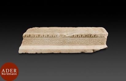 null Cénotaphe en marbre, Asie Centrale, daté 892 ou 893H. / 1487 ou 1488
Cénotaphe...
