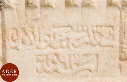 null Cénotaphe en marbre, Asie Centrale, daté 892 ou 893H. / 1487 ou 1488
Cénotaphe...