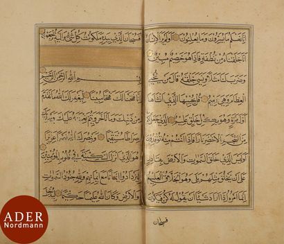 null Trois Corans, deux complets dont un signé et une section de Coran
- Coran complet...