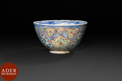 null Grand bol aux fleurons, Iran safavide, Kerman,
XVIIe siècle
Céramique siliceuse...