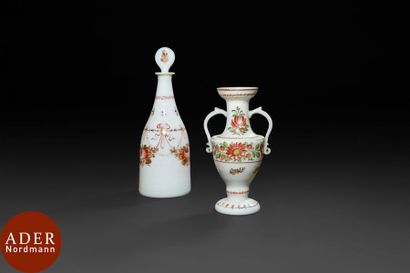 null Flacon et vase en opaline blanche peinte, Turquie, Beykoz, fin XIXe siècle
-...