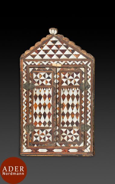 null Miroir en bois marqueté de nacre et écaille, Empire ottoman, XIXe siècle
 Miroir...