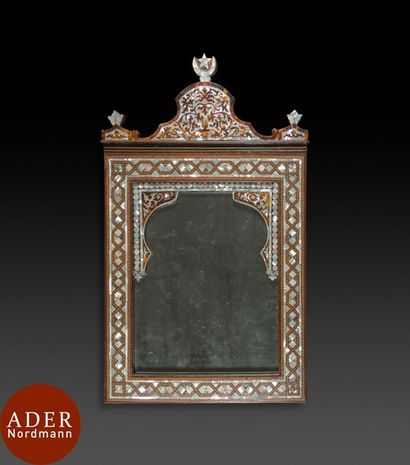 null Miroir en bois marqueté, Empire ottoman, XXe siècle
Cadre rectangulaire à fronton...