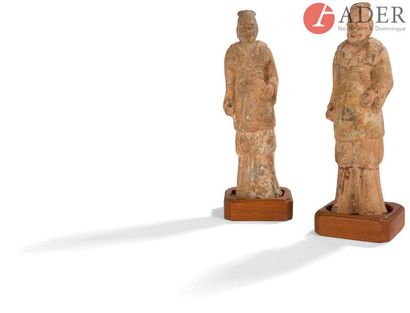  CHINE - Époque TANG (618-907) Deux statuettes de guerriers en terre cuite et engobe,...