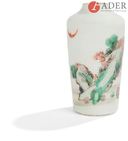CHINE - XIXe siècle
Petit vase en porcelaine...