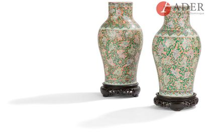 null CHINE, Canton - XIXe siècle
Paire de vases balustres en porcelaine émaillée...