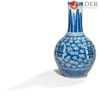 CHINE - XIXe siècle
Vase en porcelaine bleu...