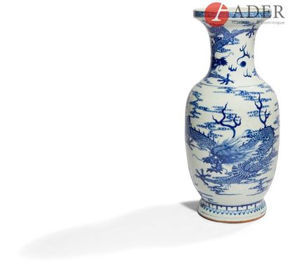 null CHINE - XIXe siècle
Vase à col ouvert en porcelaine bleu blanc à décor de dragons...