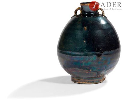 null JAPON - Milieu Époque EDO (1603 - 1868)
Pot ovoïde à deux petites anses striées...
