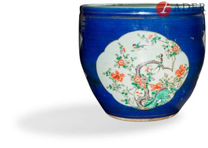 CHINE - XIXe siècle
Vasque en porcelaine...