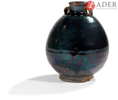 null JAPON - Milieu Époque EDO (1603 - 1868)
Pot ovoïde à deux petites anses striées...
