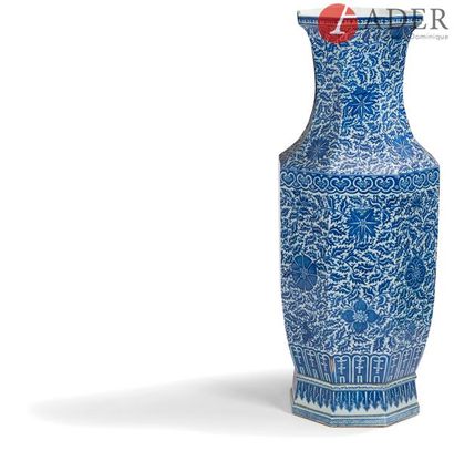 null CHINE - Fin XIXe siècle
Important vase de forme balustre à facettes sur piédouche...