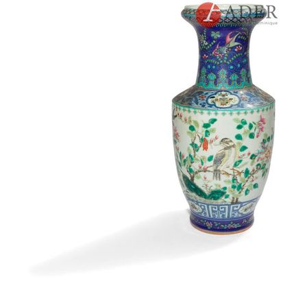 null CHINE - Début XXe siècle
Vase en porcelaine émaillée polychrome dans le style...