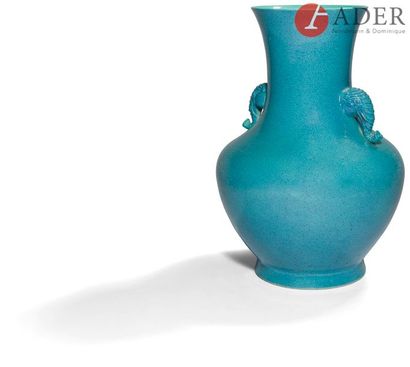 CHINE - XXe siècle
Vase à panse basse et...