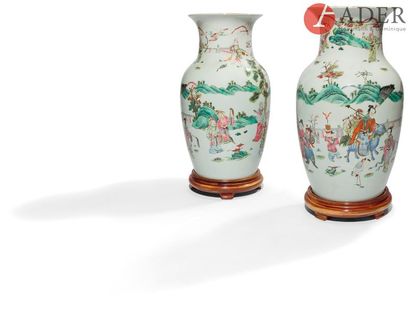 null CHINE
Paire de vases balustres en porcelaine blanche à décor émaillé polychrome...
