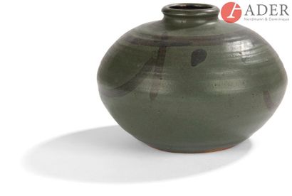 null JAPON - XXe siècle
Vase arrondi en grès émaillé vert et noir.
H. : 10,8 cm