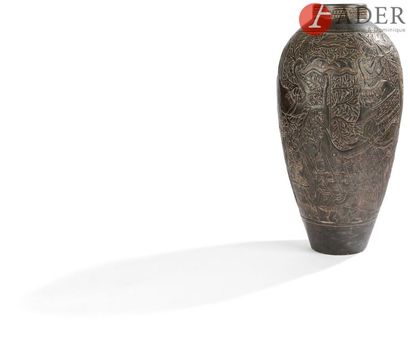 null VIETNAM - 1920
Important vase rétrécissant vers le bas, en grès vernissé brun...