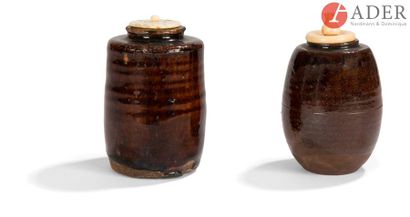null JAPON - Époque EDO (1603 - 1868)
Deux chaïre, l’un cylindrique, légèrement balustre,...