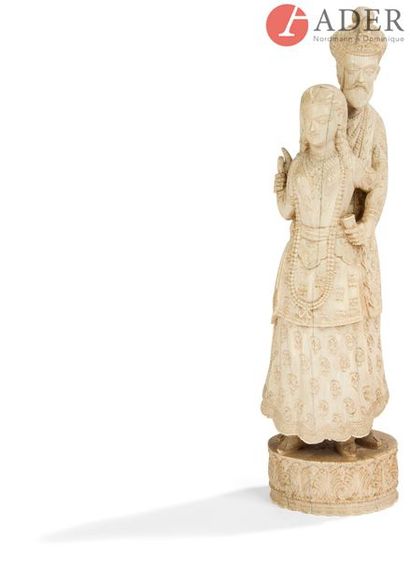 null INDE - XIXe siècle
Statuette en ivoire, couple royal de Shah Jahan et Muntaz...