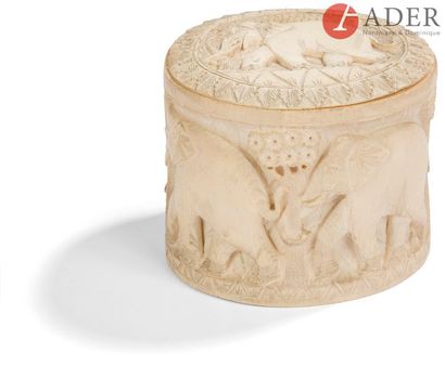 null INDE - Vers 1900
Pot couvert en ivoire à décor sculpté d’éléphants.
H. : 10...