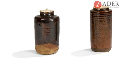 null JAPON - XIXe siècle
Deux chaïre, l’un de forme cylindrique en grès brun émaillé...