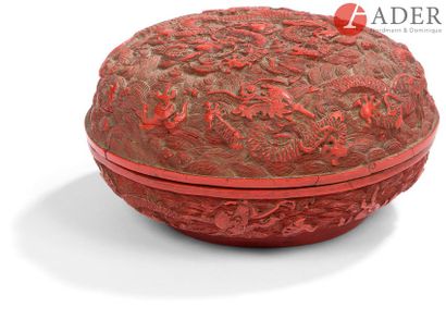 null CHINE - XIXe siècle
Boîte ronde en laque rouge à décor sculpté en relief de...