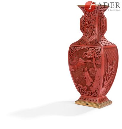 null CHINE - XIXe siècle
Vase en laque rouge cinabre de forme balustre à épaulement...