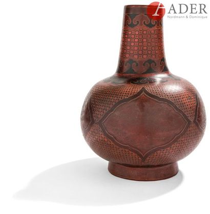 null CHINE - Vers 1900
Vase à panse basse en laque rouge et brun à décor dans des...