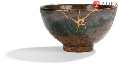 null JAPON - XIXe siècle
Chawan en grès brun émaillé noir vert et gris. Restauration...