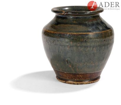 null JAPON - XIXe siècle
Petit vase balustre en grès émaillé brun noir.
H. : 10,5...